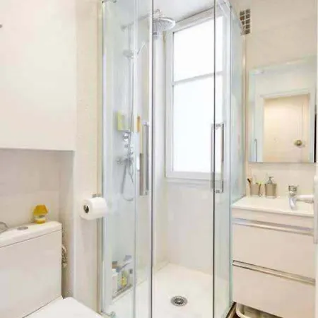 Celine 6 Modern With Eiffel Tower View, Apartmán